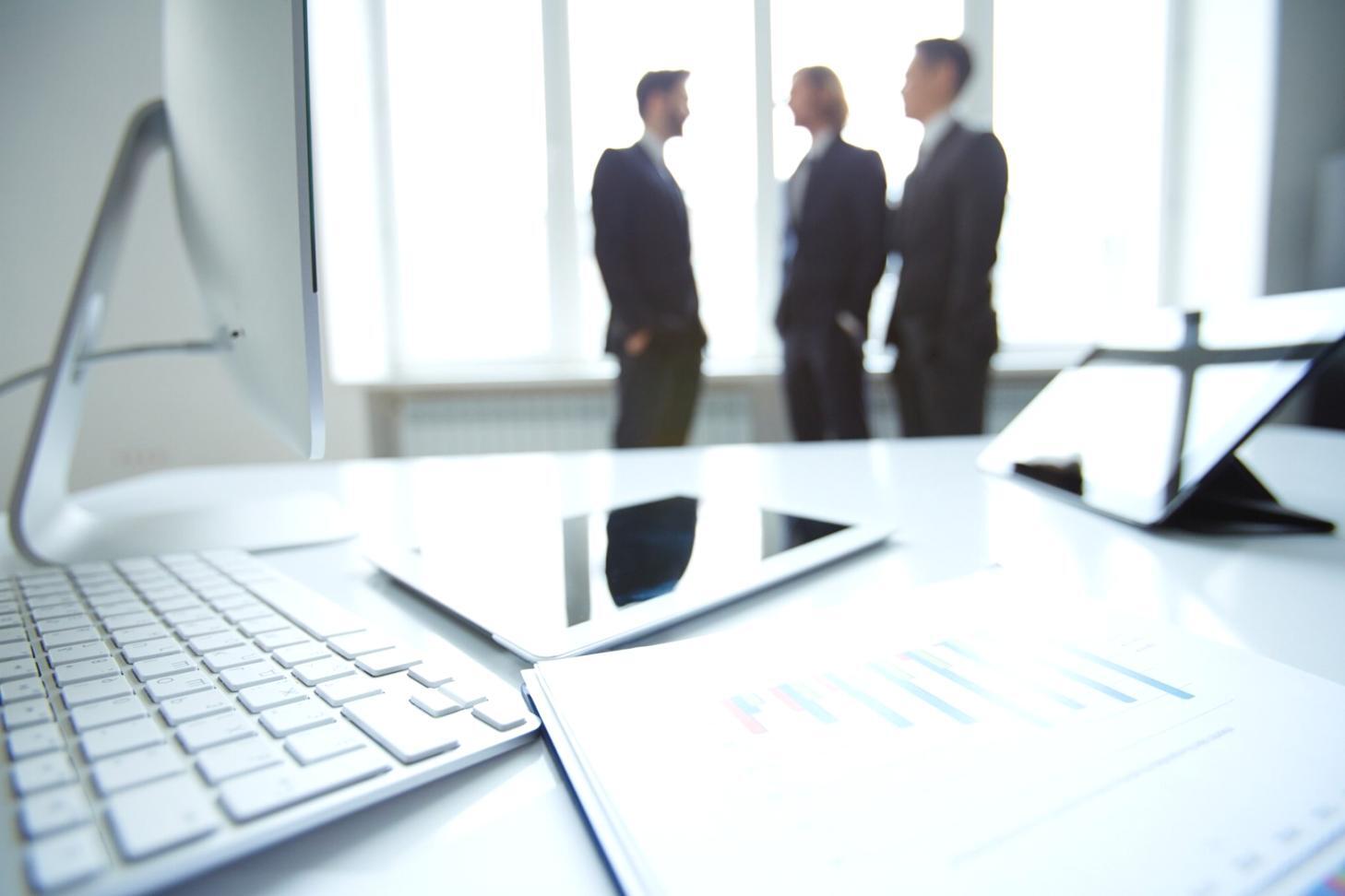 Vision futuriste des outils d'analyse financière esplavorient avec interfaces avancées